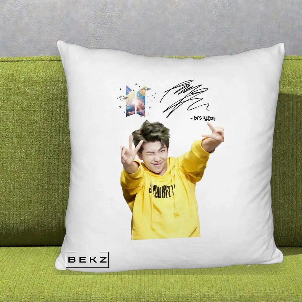 Perna Personalizata K-pop BTS RM Namjoon Hanorac Galben Autograf, 40x40 cm, Alb Pufos, Husa Detasabila, Perna Inclusa, BEKZ®