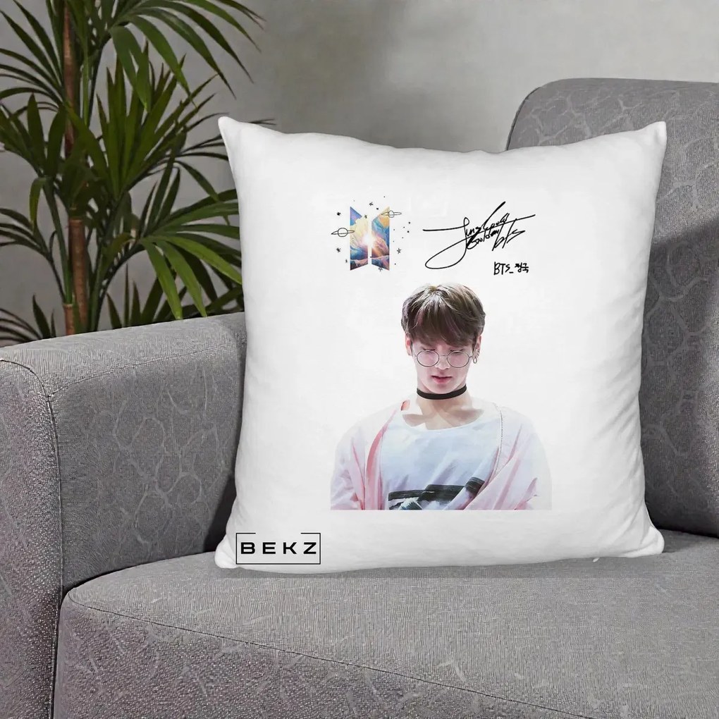 Perna Personalizata K-pop BTS Jungkook Portret cu Ochelari Autograf, 40x40 cm, Alb Pufos, Husa Detasabila, Perna Inclusa, BEKZ®