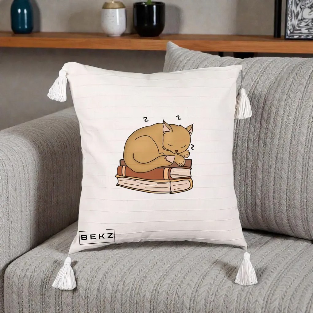 Perna Decorativa Pisica Adormita pe Carti, 40x40 cm, Bej cu Franjuri, Husa Detasabila, Perna Inclusa, BEKZ®
