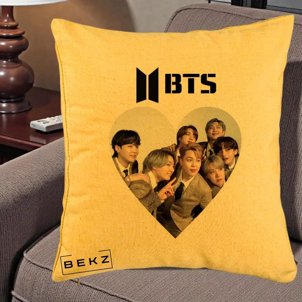 Perna Personalizata K-pop BTS Grup Fotografie in Inima, 40x40 cm, Galben, Husa Detasabila, Perna Inclusa, BEKZ®