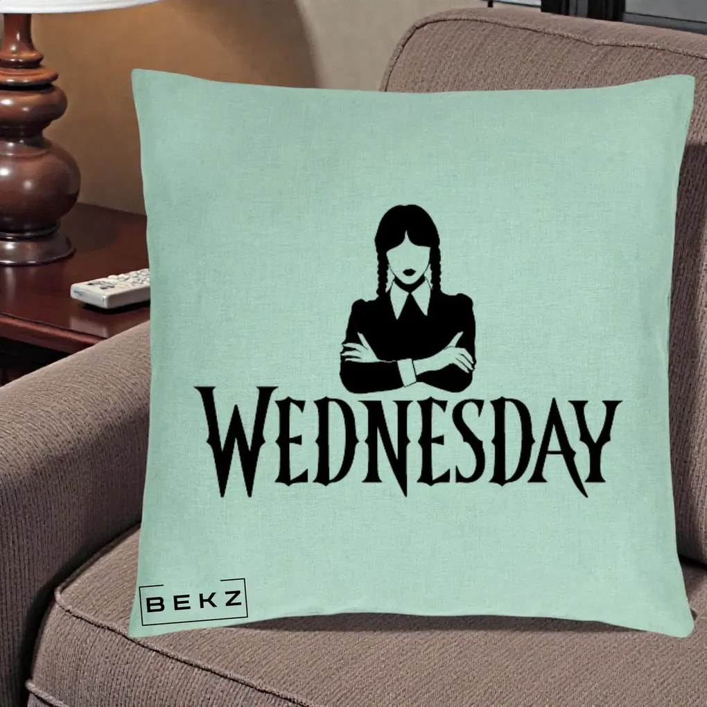 Perna Personalizata Wednesday Addams cu Brate Incrucisate, 40x40 cm, Verde Menta, Husa Detasabila, Perna Inclusa, BEKZ®
