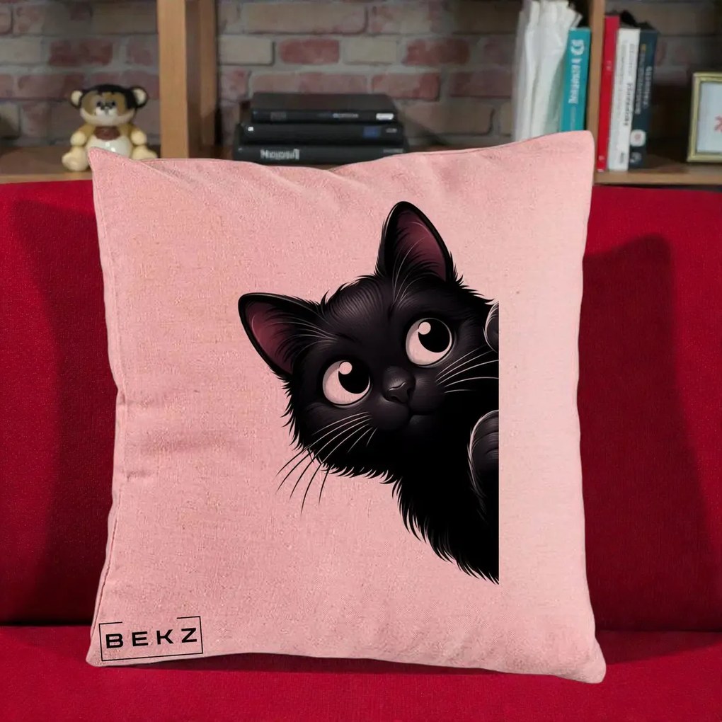 Perna Decorativa Pisica Neagra Dragalasa Curioasa, 40x40 cm, Roz, Husa Detasabila, Perna Inclusa, BEKZ®