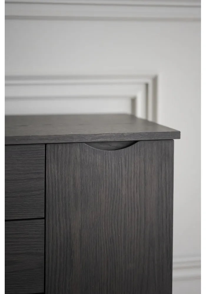 Comodă maro joasă cu aspect de lemn de stejar 150x85 cm Filippa – Rowico