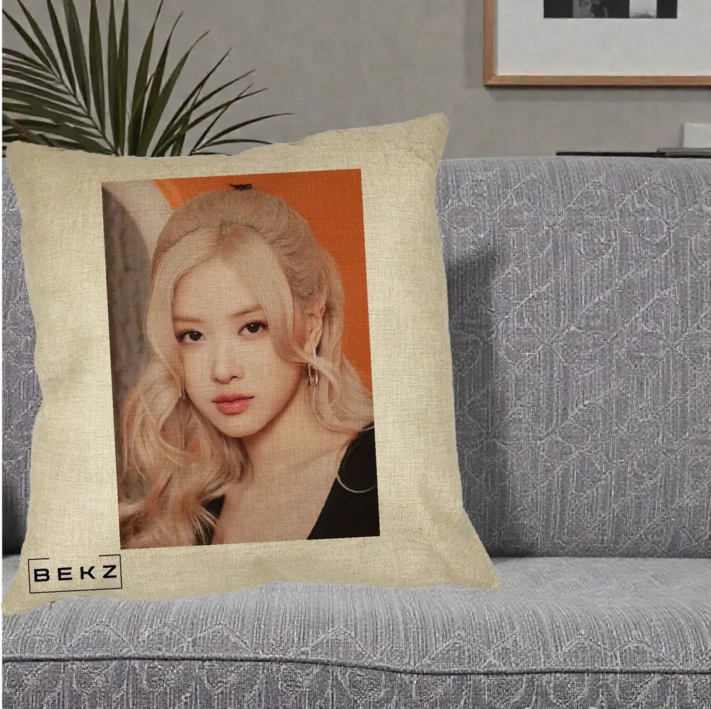 Perna Personalizata K-pop BLACKPINK cu Funda Rosie, 40x40 cm, Crem, Husa Detasabila, Perna Inclusa, BEKZ®