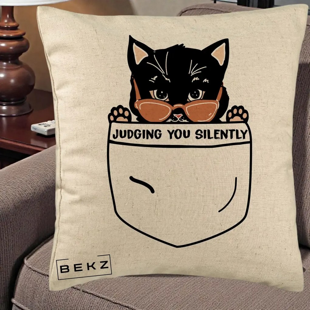 Perna Decorativa Judging You Silently Pisica Buzunar, 40x40 cm, Bej, Husa Detasabila, Perna Inclusa, BEKZ®
