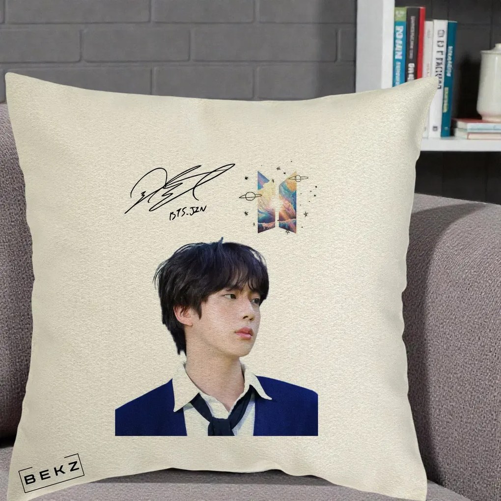 Perna Personalizata K-pop BTS Jin Portret Tinuta Albastra Autograf, 40x40 cm, Ecru, Husa Detasabila, Perna Inclusa, BEKZ®