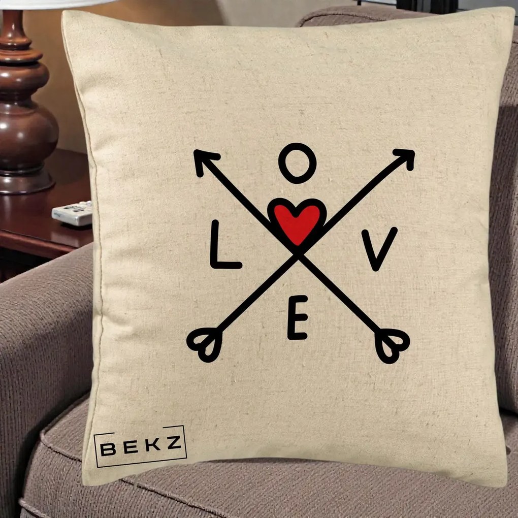 Perna Decorativa Love cu Sageti Incrucisate si Inima Rosie, 40x40 cm, Bej, Husa Detasabila, Perna Inclusa, BEKZ®