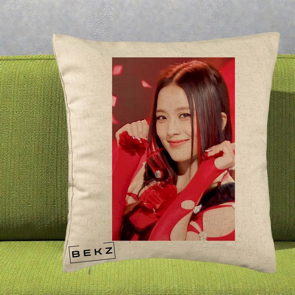 Perna Personalizata K-pop BLACKPINK Jisoo Rosu, 40x40 cm, Bej, Husa Detasabila, Perna Inclusa, BEKZ®