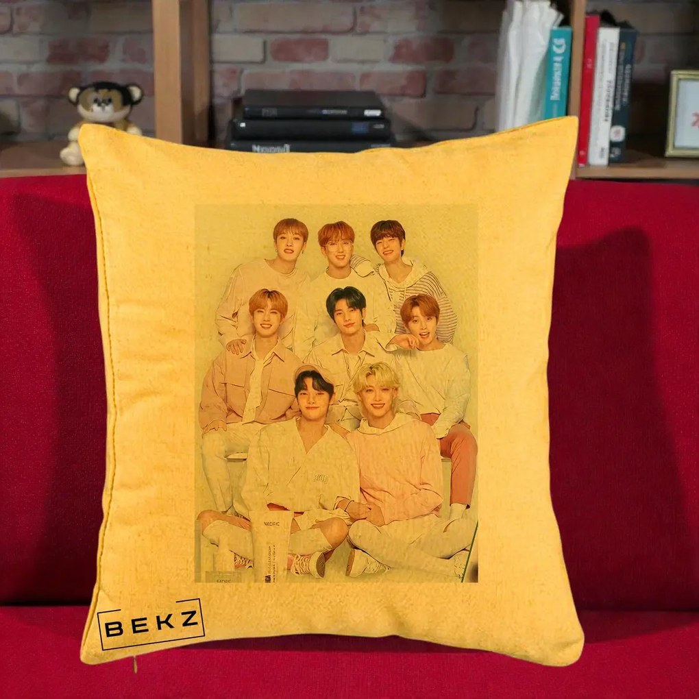 Perna Personalizata K-pop Stray Kids Foto Grup Pastel Roz-Alb cu 8 Membrii, 40x40 cm, Galben, Husa Detasabila, Perna Inclusa, BEKZ®
