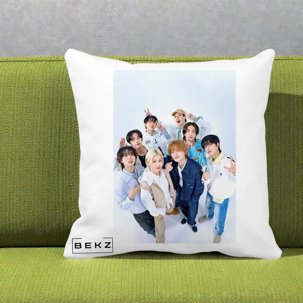 Perna Personalizata K-pop Stray Kids Foto Grup Alb cu 8 Membrii de Sus, 40x40 cm, Alba Mata, Husa Detasabila, Perna Inclusa, BEKZ®