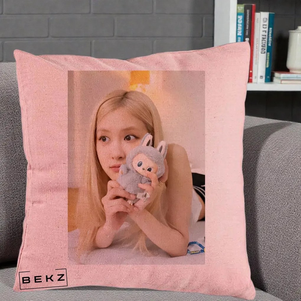 Perna Personalizata K-pop BLACKPINK Rose cu Papusa Iepure, 40x40 cm, Roz, Husa Detasabila, Perna Inclusa, BEKZ®