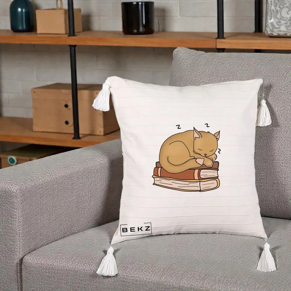 Perna Decorativa Pisica Adormita pe Carti, 40x40 cm, Bej cu Franjuri, Husa Detasabila, Perna Inclusa, BEKZ®