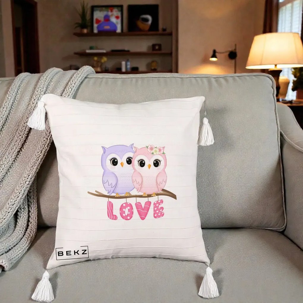 Perna Decorativa Love Bufnite Indragostite pe Crenguta Roz si Mov, 40x40 cm, Bej cu Franjuri, Husa Detasabila, Perna Inclusa, BEKZ®