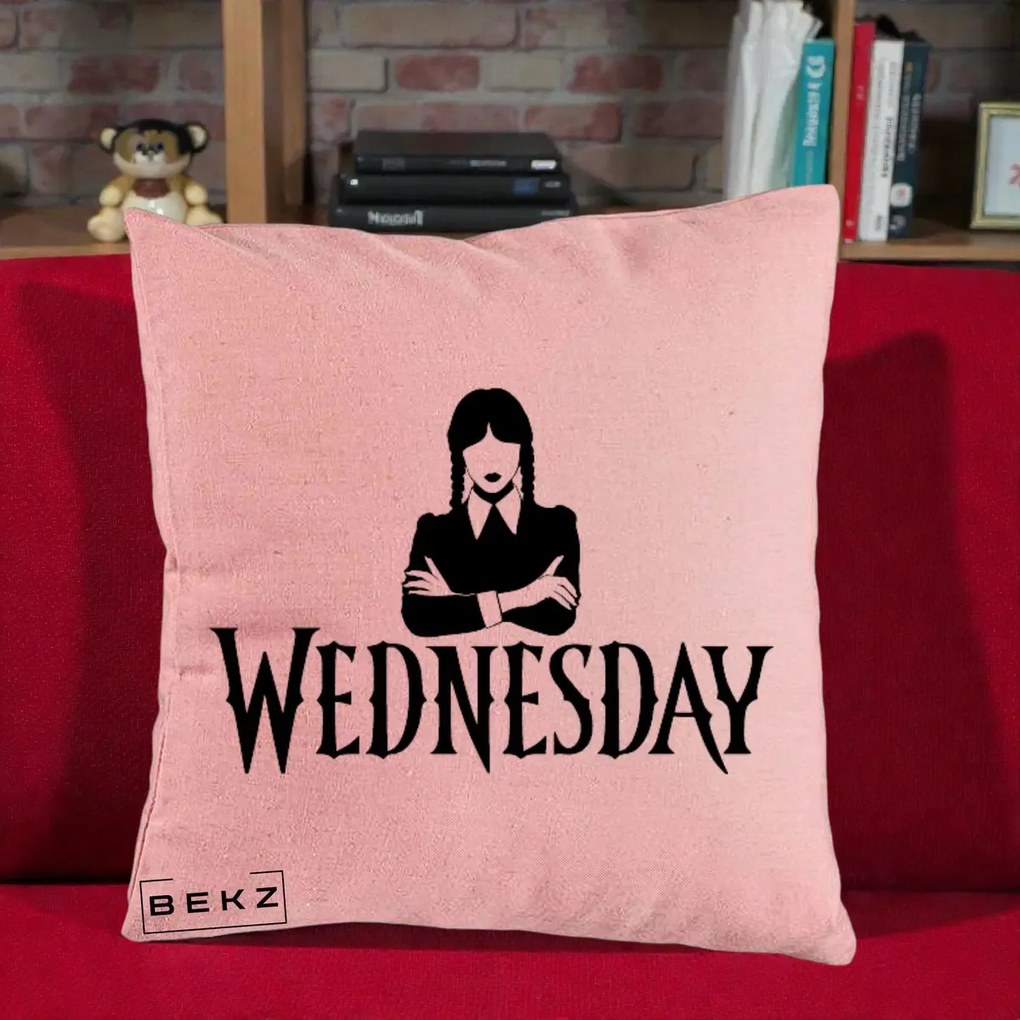 Perna Personalizata Wednesday Addams cu Brate Incrucisate, 40x40 cm, Roz, Husa Detasabila, Perna Inclusa, BEKZ®