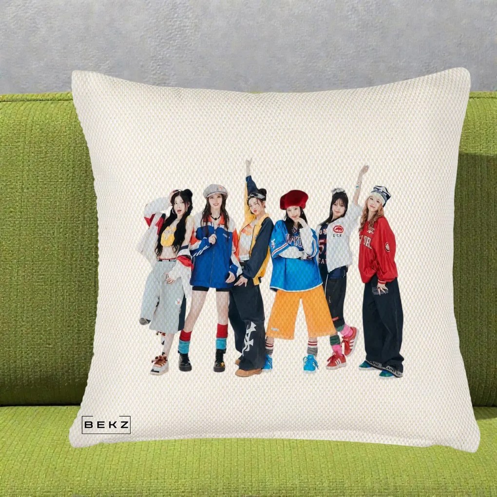 Perna Personalizata Grup K-pop Fete in Picioare Foto, 40x40 cm, Crem Reliefat, Husa Detasabila, Perna Inclusa, BEKZ®