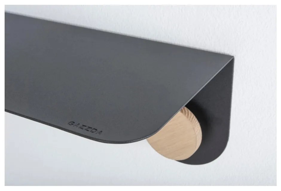 Raft de perete din oțel și detalii din lemn de stejar, cu 2 cârlige Gazzda Hook, lungime 70 cm, negru