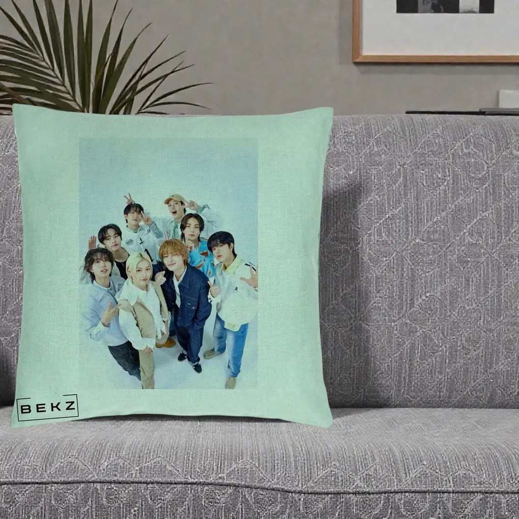 Perna Personalizata K-pop Stray Kids Foto Grup Alb cu 8 Membrii de Sus, 40x40 cm, Verde Menta, Husa Detasabila, Perna Inclusa, BEKZ®