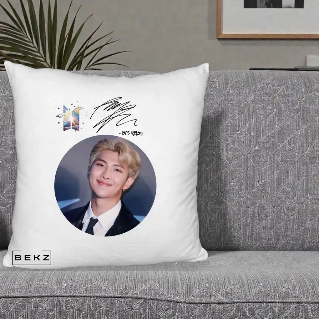 Perna Personalizata K-pop BTS RM Namjoon Portret Cerc cu Autograf, 40x40 cm, Alb Pufos, Husa Detasabila, Perna Inclusa, BEKZ®