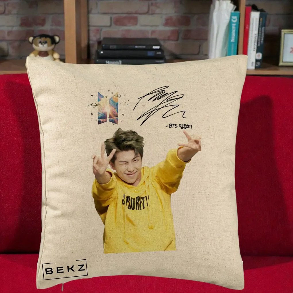 Perna Personalizata K-pop BTS RM Namjoon Hanorac Galben Autograf, 40x40 cm, Bej, Husa Detasabila, Perna Inclusa, BEKZ®