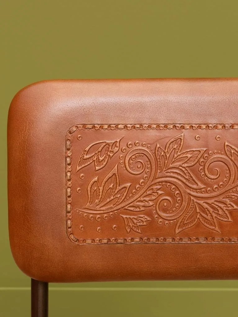 Scaun de dining din piele maro, cu motive florale gravate și cusătură decorativă, cadru metalic, finisaj patinat, 78×45×52 cm, „Country"