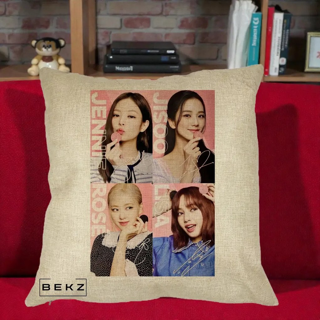 Perna Personalizata K-pop BLACKPINK Colaj 4 Portrete cu Semnature, 40x40 cm, Crem, Husa Detasabila, Perna Inclusa, BEKZ®