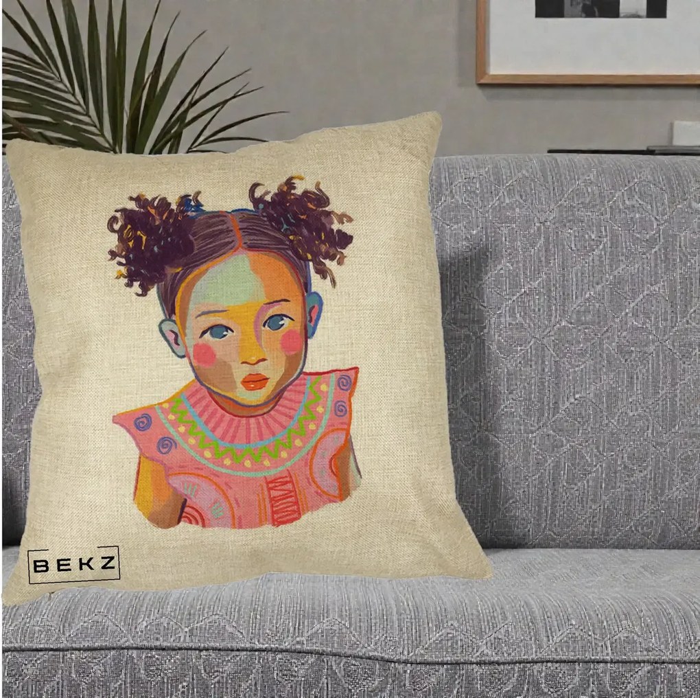 Perna Decorativa Fetita Vesela Portret Colorat, 40x40 cm, Crem, Husa Detasabila, Perna Inclusa, BEKZ®