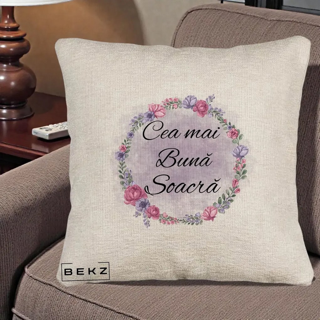 Cadou pentru Soacra - Perna Personalizata Cea mai Buna Soacra cu Coronita Flori Roz si Mov, 40x40 cm, Bej Canapea, Husa Detasabila, Perna Inclusa, BEKZ®