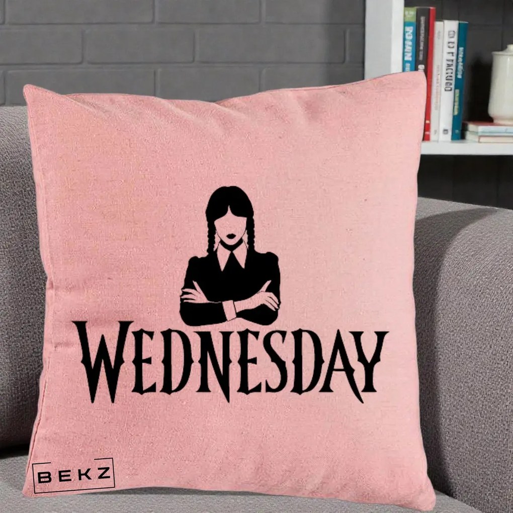 Perna Personalizata Wednesday Addams cu Brate Incrucisate, 40x40 cm, Roz, Husa Detasabila, Perna Inclusa, BEKZ®