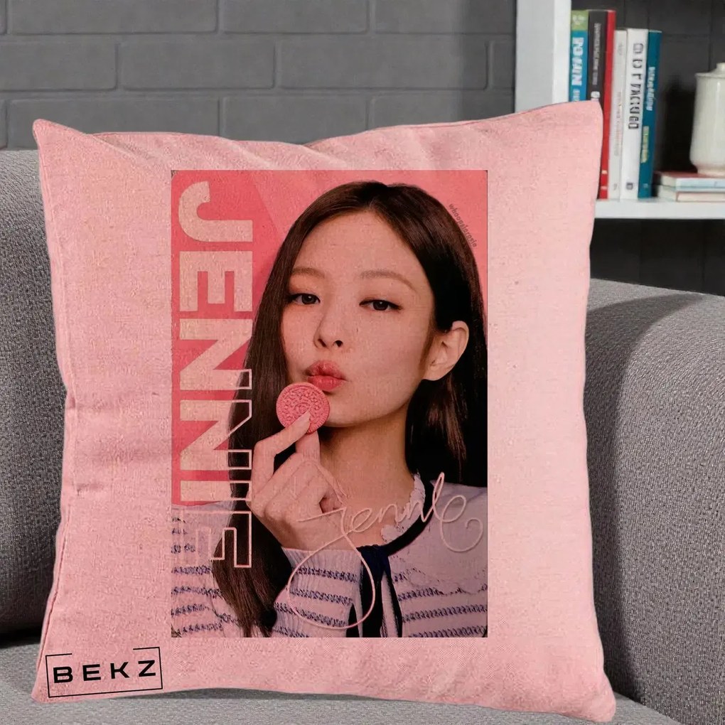 Perna Personalizata K-pop BLACKPINK Jennie cu Semnatura si Fond Roz, 40x40 cm, Roz, Husa Detasabila, Perna Inclusa, BEKZ®