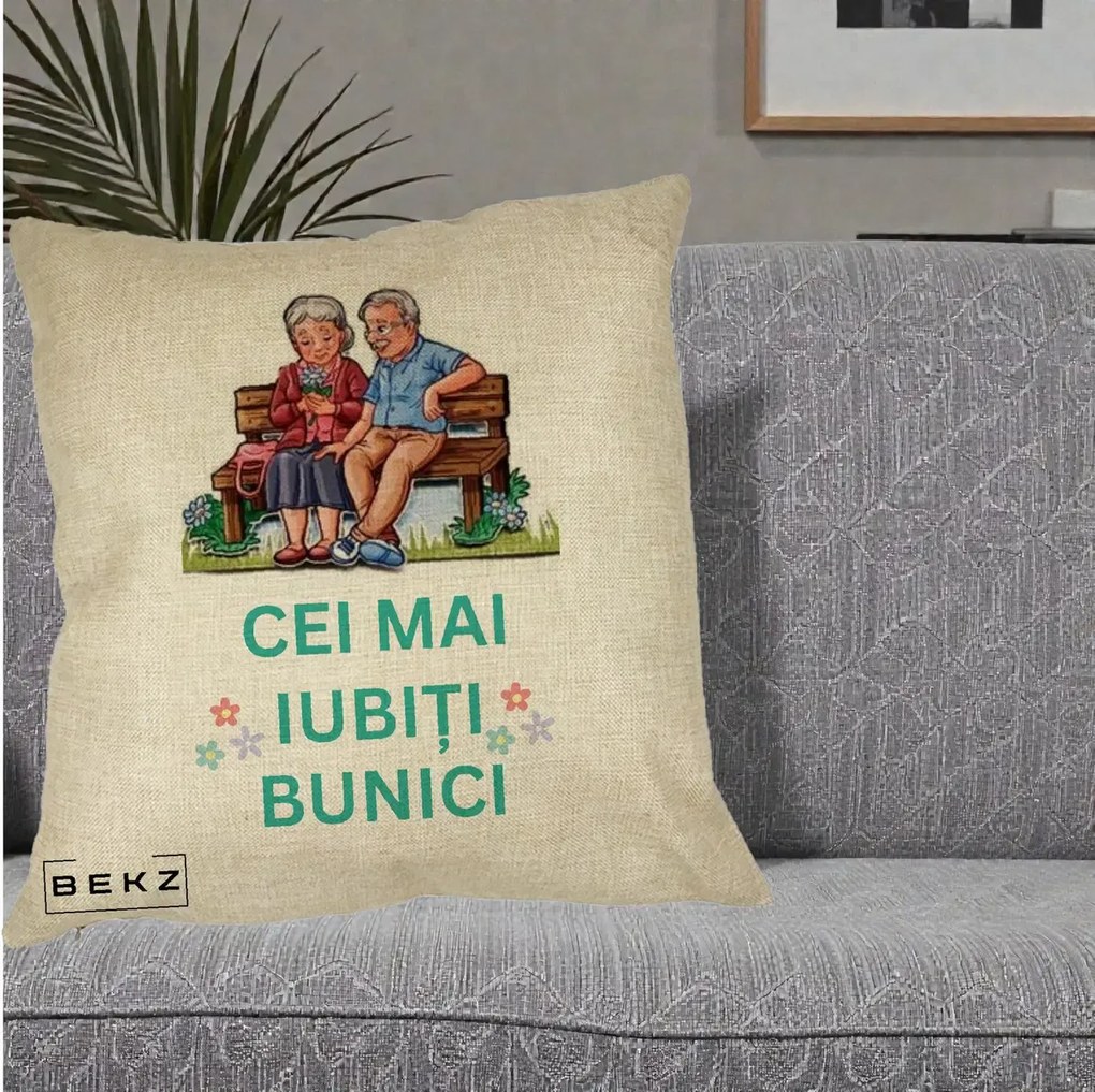 Cadou pentru Bunici - Perna Personalizata Cei Mai Iubiti Bunici Cuplu pe Banca Ilustratie, 40x40 cm, Crem, Husa Detasabila, Perna Inclusa, BEKZ®