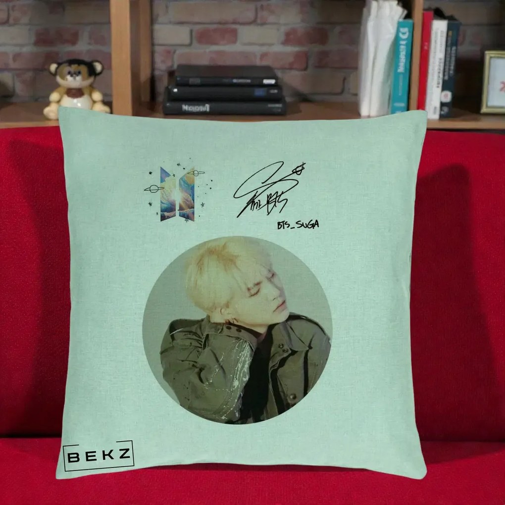 Perna Personalizata K-pop BTS Suga Portret cu Autograf, 40x40 cm, Verde Menta, Husa Detasabila, Perna Inclusa, BEKZ®