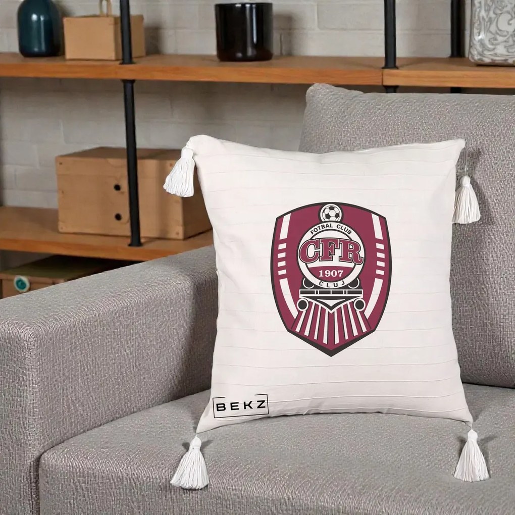 Perna Personalizata CFR Cluj Fotbal Club 1907, 40x40 cm, Bej cu Franjuri, Husa Detasabila, Perna Inclusa, BEKZ®