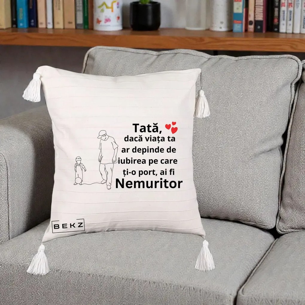 Cadou pentru Tata - Perna Personalizata Tata Nemuritor Joaca cu Mingea, 40x40 cm, Bej cu Franjuri, Husa Detasabila, Perna Inclusa, BEKZ®