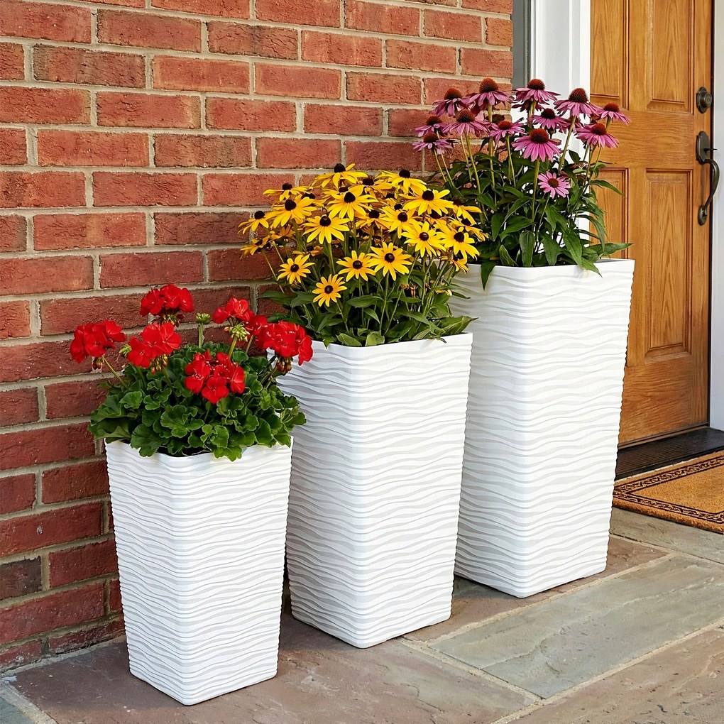 Outsunny Set de 3 Ghivece de Exterior Suprapozabile cu Model Ondulat, Ghivece Pătrate din Plastic pentru Flori cu Orificii de Drenaj, 42/55/65 cm, Alb, Negru, Maro | Aosom Romania