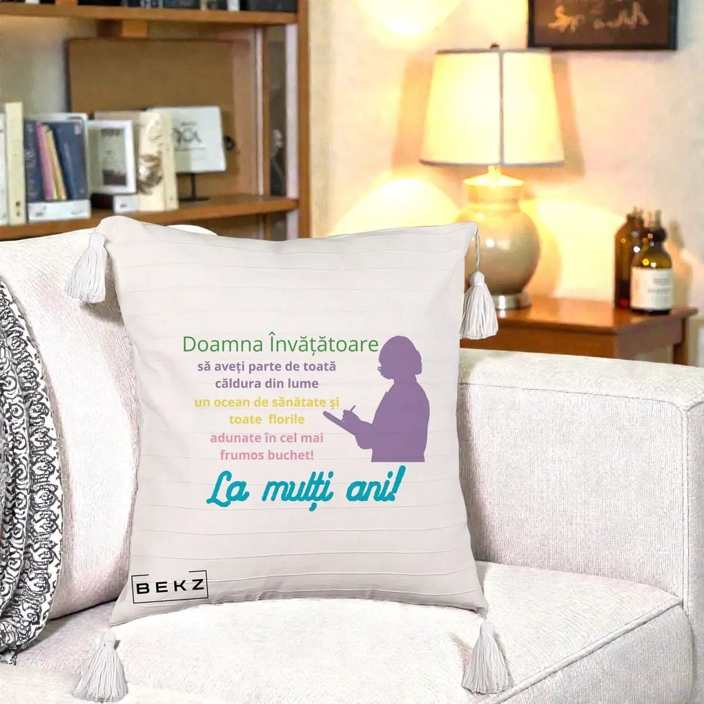 Cadou pentru Invatatoare - Perna Personalizata Doamna Invatatore La Multi Ani cu Silueta si Text Colorat, 40x40 cm, Bej cu Franjuri, Husa Detasabila, Perna Inclusa, BEKZ®