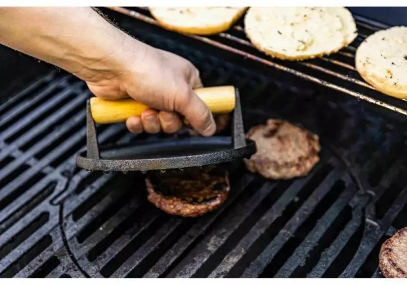 Presa din fonta pentru carne Kinghoff KH-1760, 22 cm, Maner din lemn, Negru/Lemn