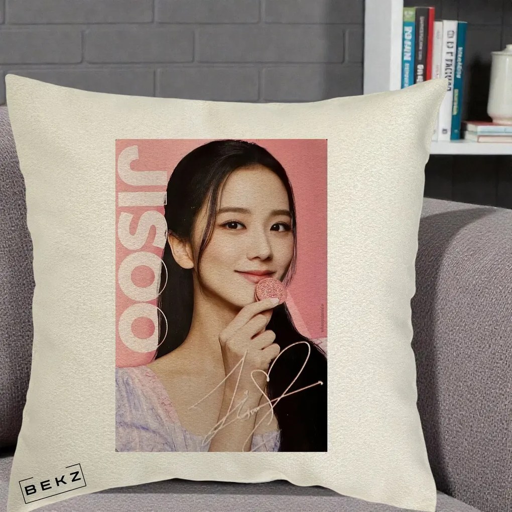 Perna Personalizata K-pop BLACKPINK Jisoo cu Semnatura si Fond Roz, 40x40 cm, Ecru, Husa Detasabila, Perna Inclusa, BEKZ®