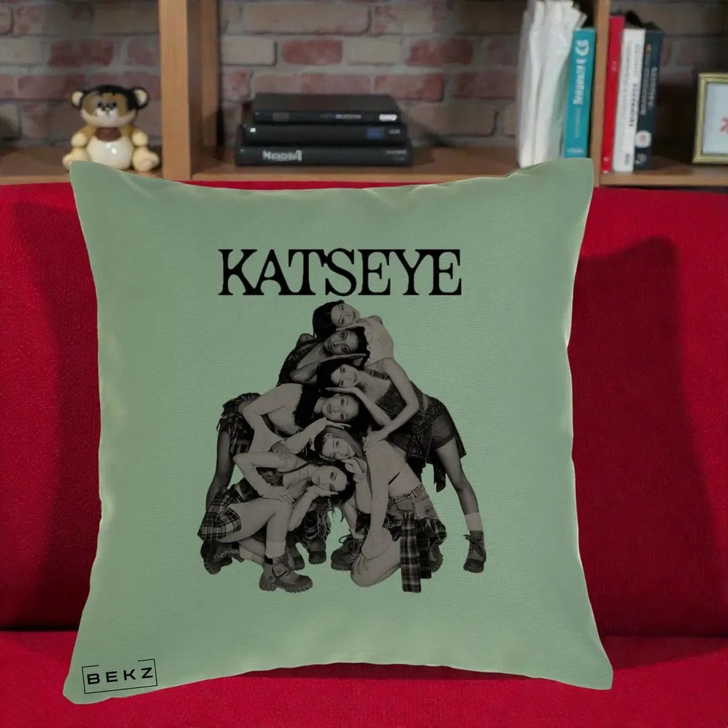 Perna Personalizata K-pop KATSEYE Foto Roz Vintage, 40x40 cm, Verde, Husa Detasabila, Perna Inclusa, BEKZ®