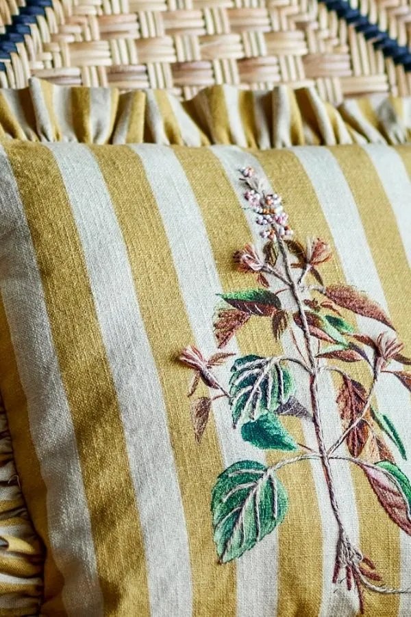Pernă decorativă din bumbac cu volane și imprimeu floral brodat manual, 35x35 cm „Camila”