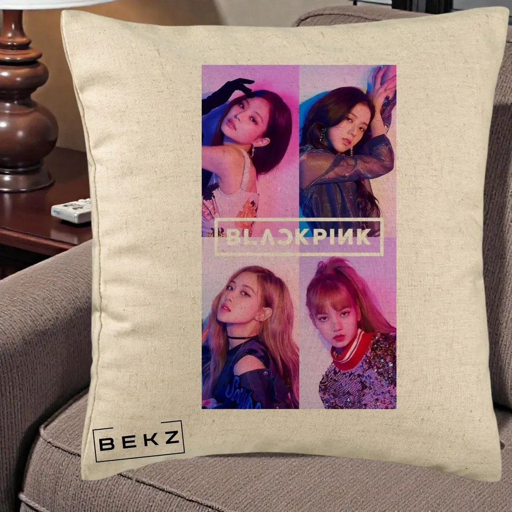 Perna Personalizata K-pop BLACKPINK Poster Colaj 4 Membre Violet Roz, 40x40 cm, Bej, Husa Detasabila, Perna Inclusa, BEKZ®