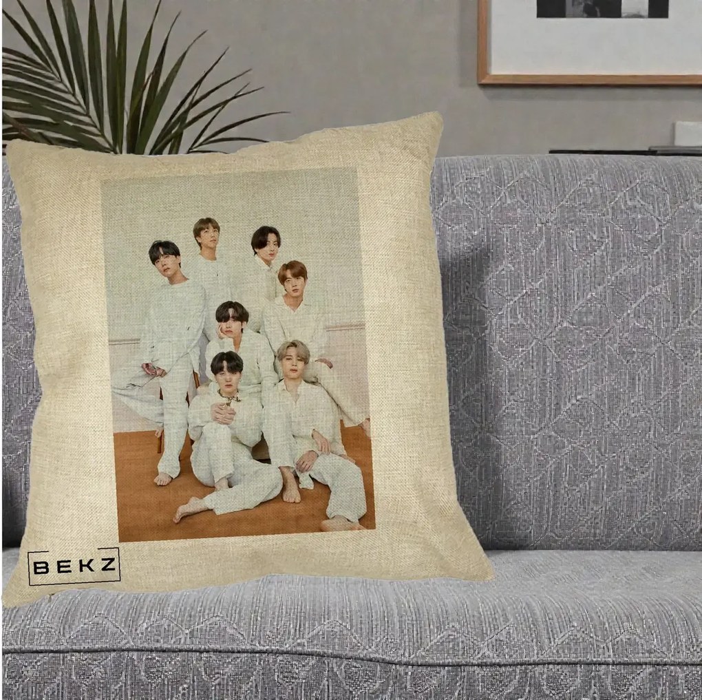 Perna Personalizata K-pop BTS Foto Grup All-White Elegant, 40x40 cm, Crem, Husa Detasabila, Perna Inclusa, BEKZ®