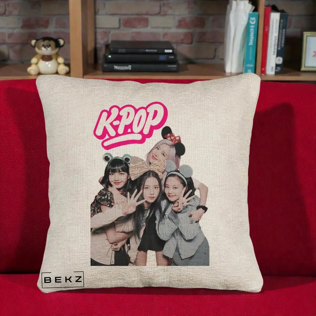 Perna Personalizata BLACKPINK K-Pop Grup Pozitii Amuzante, 40x40 cm, Bej Canapea, Husa Detasabila, Perna Inclusa, BEKZ®