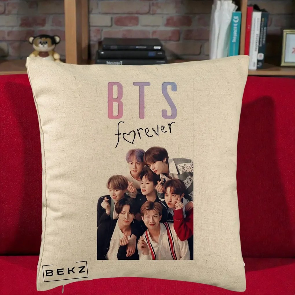 Perna Personalizata K-pop BTS Forever cu Foto Grup Negru, 40x40 cm, Bej, Husa Detasabila, Perna Inclusa, BEKZ®