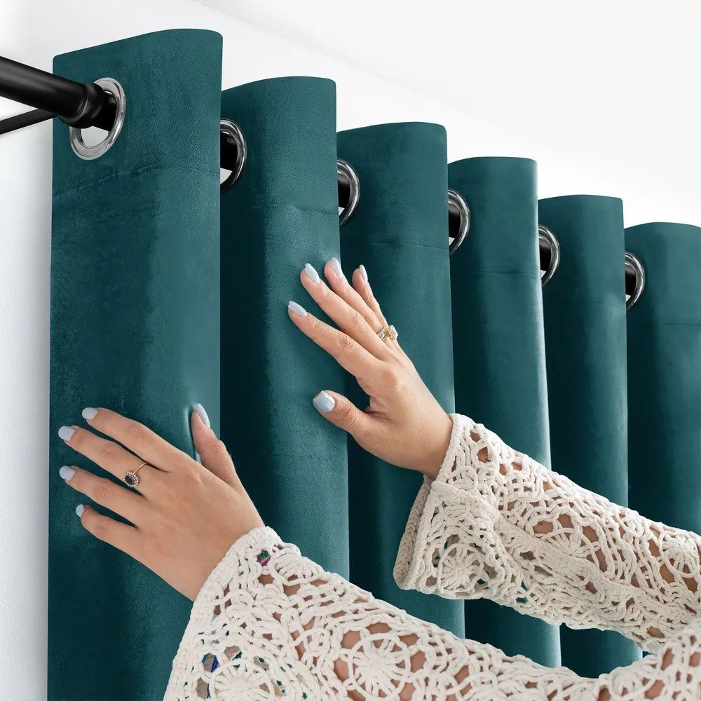 Draperie în culoarea petrolului dimout (semi-opacă) din catifea 400x225 cm Velto – Filumi