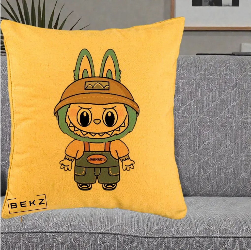 Perna Personalizata Labubu Toanart Blugi, 40x40 cm, Galben, Husa Detasabila, Perna Inclusa, BEKZ®