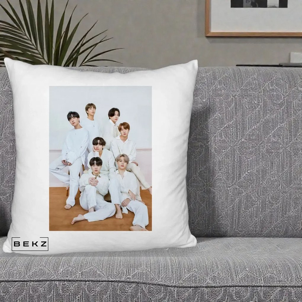 Perna Personalizata K-pop BTS Foto Grup All-White Elegant, 40x40 cm, Alb Pufos, Husa Detasabila, Perna Inclusa, BEKZ®