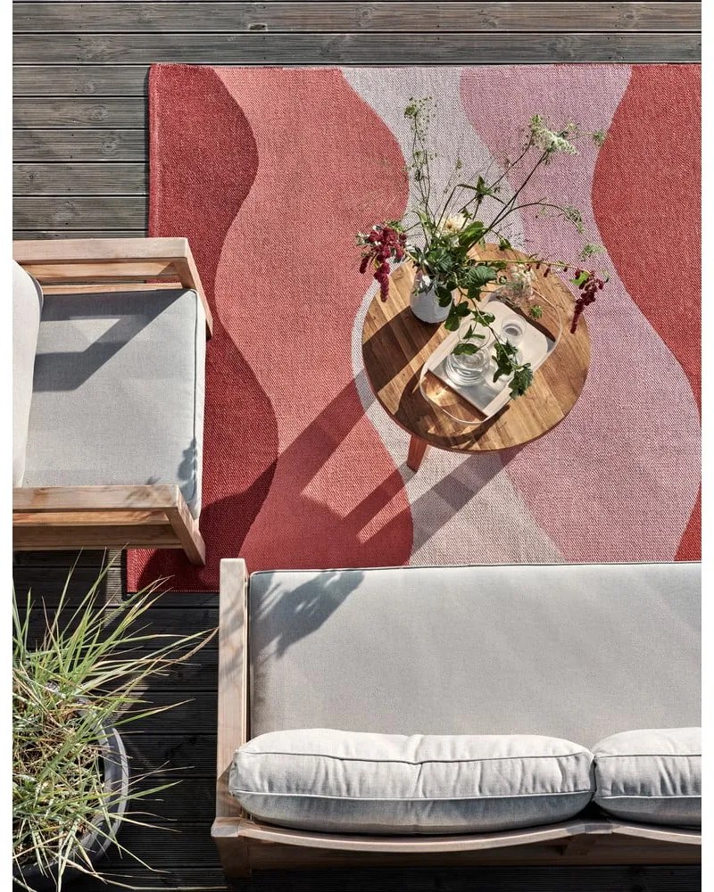 Covor tip traversă pentru interior și exterior roșu 70x200 cm Urvi Fire – Pappelina