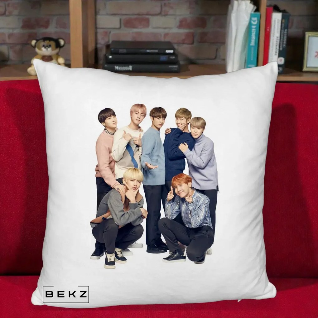 Perna Personalizata K-pop BTS Foto Grup In Picioare Tricoturi, 40x40 cm, Alb Pufos, Husa Detasabila, Perna Inclusa, BEKZ®