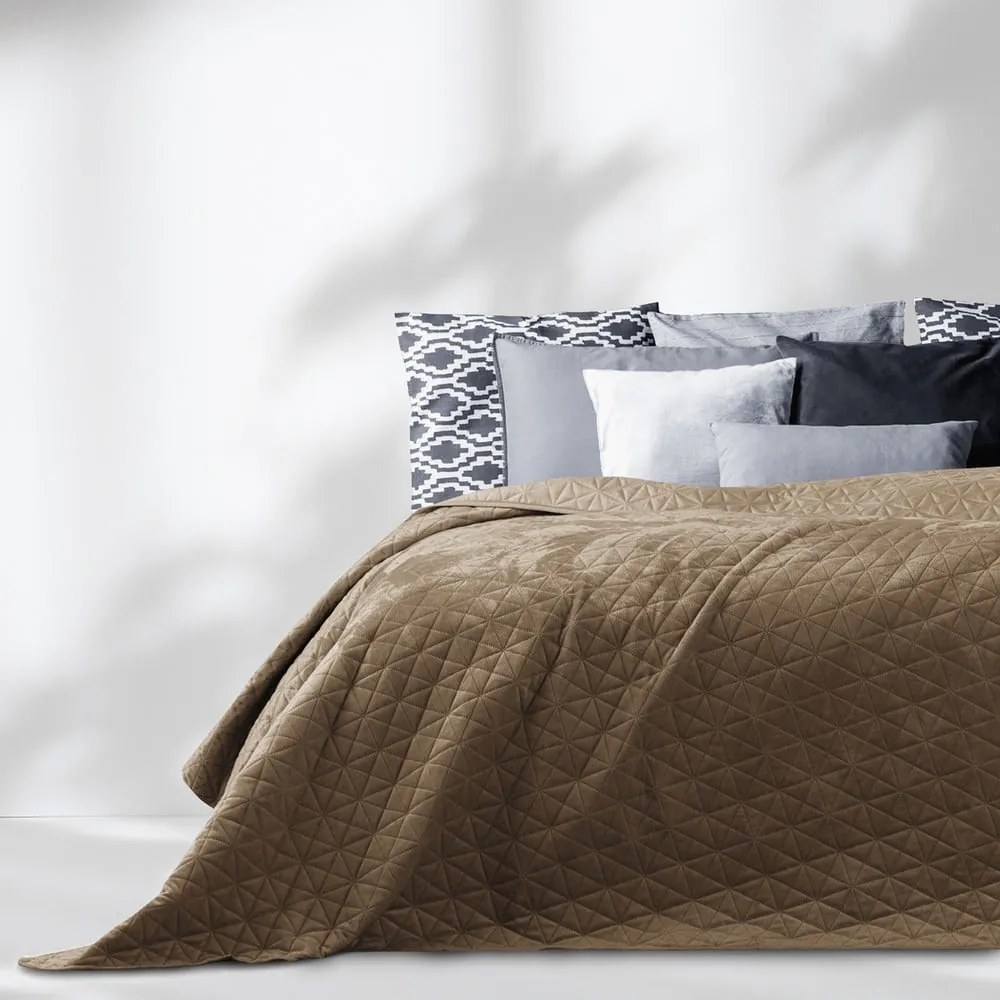 Cuvertură maro deschis matlasată din catifea 220x240 cm Laila – AmeliaHome