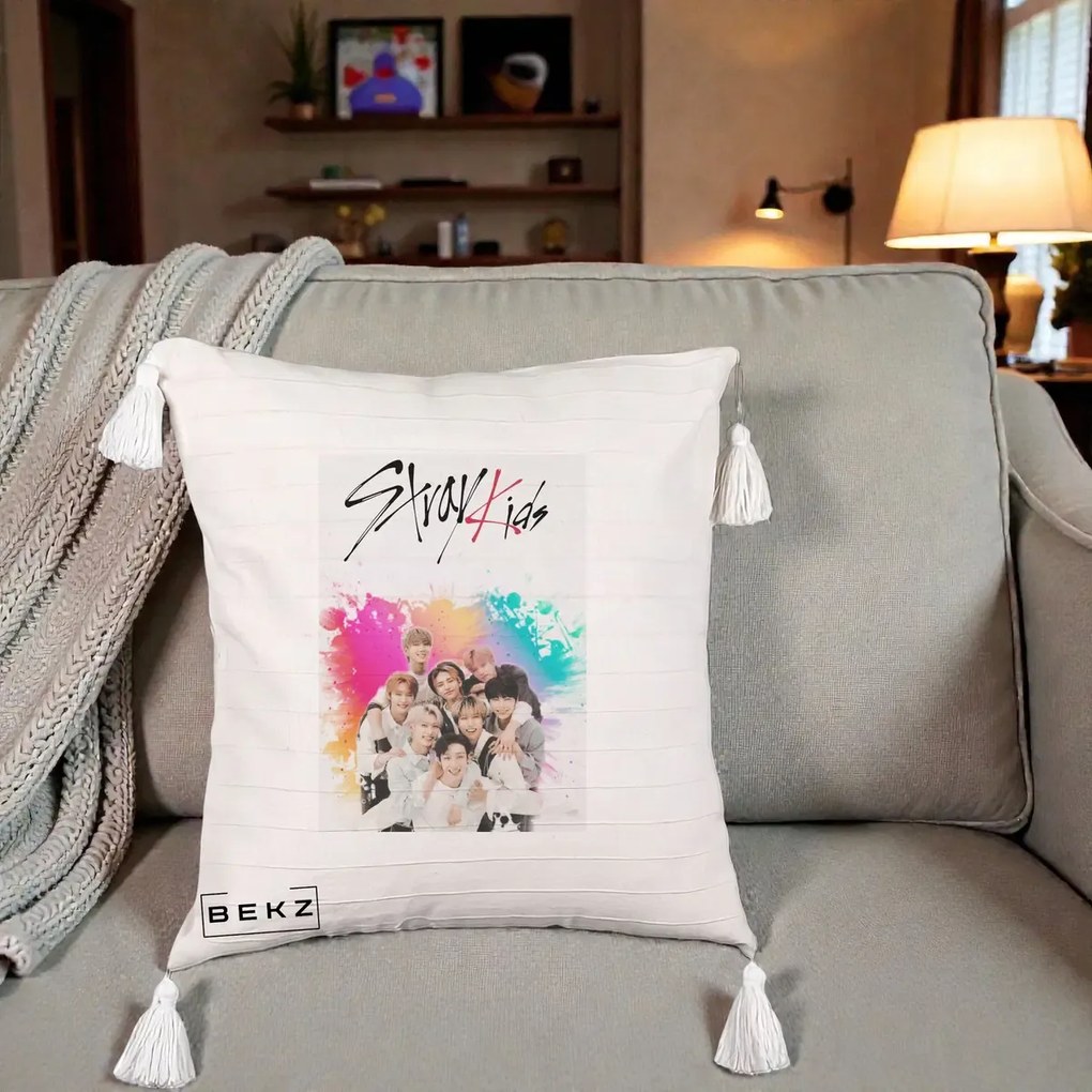 Perna Personalizata K-pop Stray Kids cu Splash Multicolor, 40x40 cm, Bej cu Franjuri, Husa Detasabila, Perna Inclusa, BEKZ®